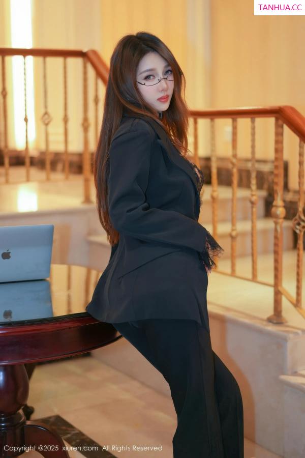   [XiuRen]高清写真图 2025.11.19 No.11007 Twins-夭夭 闪亮黑丝第13张图片